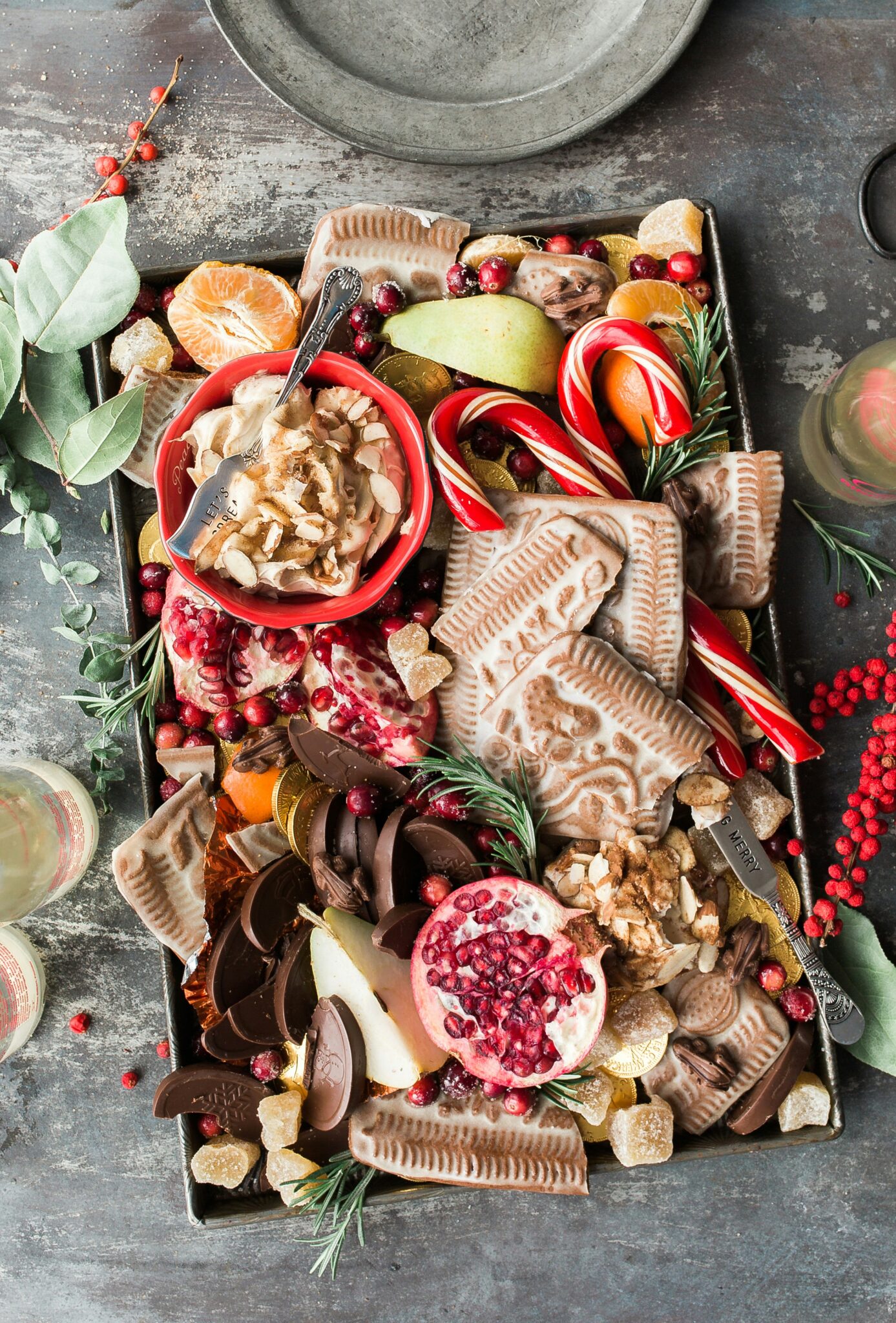 Plateau de desserts assortis et fruits de Noël.